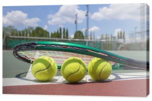 Zbliżenie na rakietę tenisową i piłki na korcie tenisowym