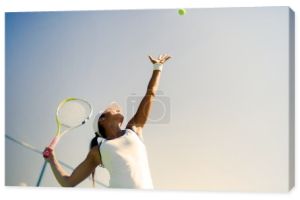 Piękne kobiece tenisista obsługujących