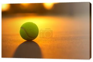piłki tenisowe na zachodzie słońca