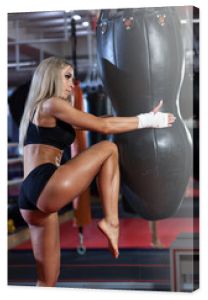 Młoda ładna bokserka kobieta stojąca na ringu