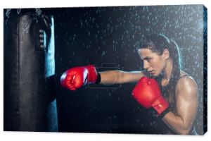 Pensive bokser w czerwone rękawice bokserskie szkolenia pod wodą spada na czarnym