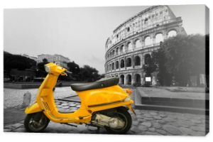 Żółty vintage skuter na tle Koloseum