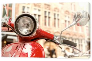 Staroświecki czerwony motocykl zaparkowany w centrum miasta