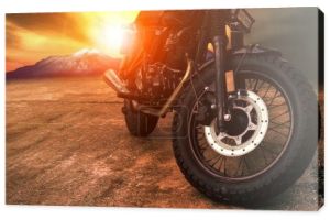 Stare retro motocykl i piękny zachód słońca niebo tło