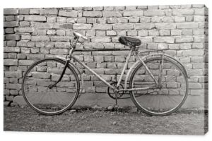 stary rower oparty o ścianę