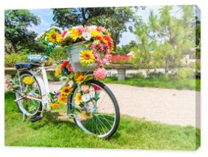 Kwiat na rowerze jako dekoracja