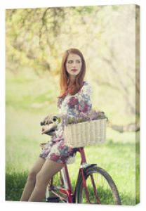Dziewczyna na rowerze na wsi