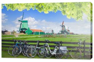 Holenderskie wiatraki z rowerami w zaanse schans
