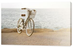 Rowery zaparkowane na plaży. Retro rowerów w pobliżu morza. Rower na tle horyzont morze.