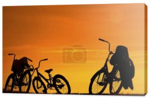 sylwetki rowerów na niebie zachód słońca z chmur. Grupa rowerów. nie ma ludzi. 