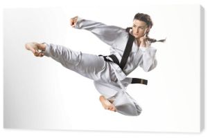 Profesjonalna zawodniczka karate na białym tle