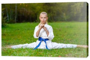 dziewczyna w białym kimonie podczas treningów karate latem