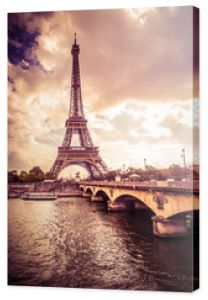 Piękna Wieża Eiffla w Paryżu we Francji pod złotym światłem