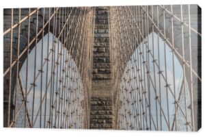 Detal neogotyckich łuków Mostu Brooklińskiego i stalowych lin podwieszanych, arcydzieło inżynierii lądowej, Nowy Jork