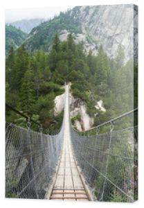 Długi wiszący most między górami.