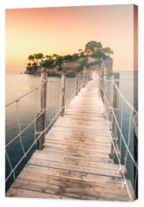 Wschód słońca na wyspie Agios Sostis, Cameo Island w Zakynthos, Grecja. Drewniany most.