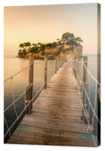 Piękny wschód słońca na słynnej wyspie Cameo. Piękna mała wyspa z drewnianym mostem i turkusową wodą. Zakintos Grecja. Latem.