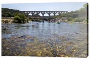 Prowansja, Francja - 18 czerwca 2018 r.: Pont du Gard (most Gard), jak i osób pływania na łodziach w Provence, Francja