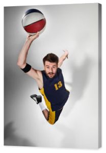 Portret pełnej długości koszykarza z piłką