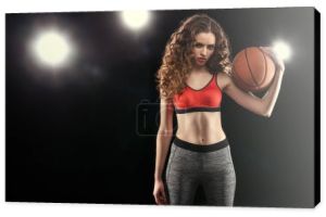Sportowy kobieta z piłkę do koszykówki 
