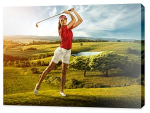 Kobieta golfistka uderzająca piłkę w piękną scenerię