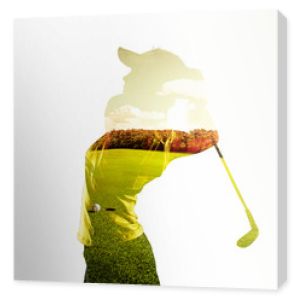 Podwójna ekspozycja młodej golfistki trzymającej klub w połączeniu z zielonym polem i niebem. Koncepcja gry w golfa.