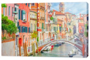 Widoki na najpiękniejsze kanały Wenecji, wąskie uliczki, domy.