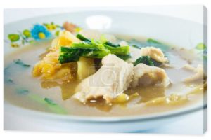 Smażony makaron z wieprzowiną i brokuły. Kuchnia tajska.