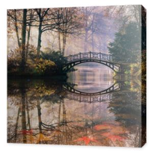 Wschód słońca złote sceny jesień w parku, z mostem nad stawem i liśćmi pod wodą, promienie słoneczne wpadające przez drzewa i poranną mgłę.
