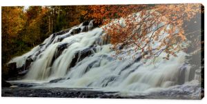 Jesienny wodospad Michigan. Piękny Bond Falls w północnym Michigan otoczony żywymi jesiennymi liśćmi. Ten naturalny punkt orientacyjny znajduje się na terenie małego parku stanowego na Górnym Półwyspie.