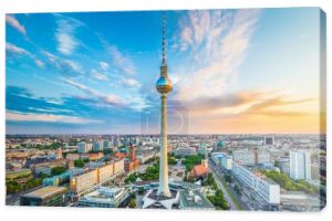 Berlin skyline panorama z słynnej wieży telewizyjnej na Alexanderplatz o zachodzie słońca