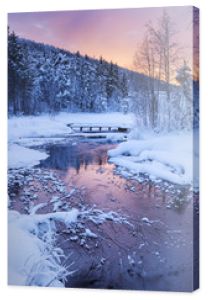 Wschód słońca nad rzeką zimą w pobliżu Levi, fińska Laponia