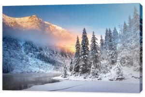 Zima góry krajobraz Morskie oko w Tatrzańskiego Parku Narodowego o wschodzie słońca