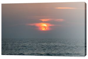 Zamazany obraz tła o zachodzie słońca na plaży Kalim w Phuket w Tajlandii. Ten obraz dobrze pasuje do tła tekstowego, tła strony internetowej lub czegokolwiek innego.