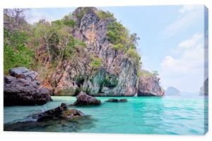 Widok piękny krajobraz z skały, skały, tropikalnej plaży. Krabi, Tajlandia.