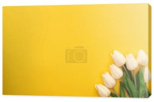Widok z góry wiosenne tulipany na kolorowe żółte tło