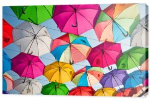 kolorowe parasole na niebie