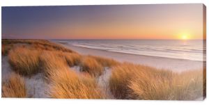 Wydmy i plaża o zachodzie słońca na wyspie Texel, Holandia