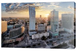 Warszawa miasto z nowoczesnym wieżowcem o zachodzie słońca, Polska