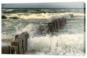 Drewniany falochron na wzburzonym morzu. Seascape, Morze Bałtyckie w pobliżu Kłajpedy, Litwa.