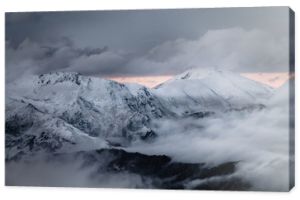 teleobiektyw gór z mgłą i śniegiem