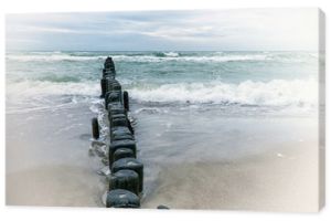 Drewniany falochron na wzburzonym morzu. Seascape, Morze Bałtyckie w pobliżu Kłajpedy, Litwa. Efekt vintage.