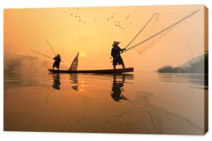 Rybacy łowią ryby w rzece Mekong rano w prowincji Nongkhai, Tajlandia