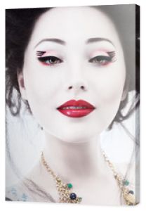 Młoda kobieta z klasycznym makijażem w stylu japońskim