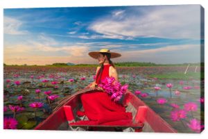 Outdoor traveler kobieta na łódce radość piękna przyroda scenic krajobraz czerwony kwiat lotosu kwitnący na jeziorze, turysta dziewczyna podróże Phatthalung Tajlandia lato wakacje wakacje wycieczki, turystyka cel Azja