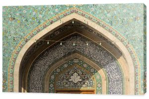 Zewnątrz meczetu fasada z białymi kolumnami i niesamowite ozdobne płytki dekoracyjne ściany, Iran. 