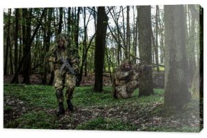 Zakamuflowani żołnierze w lesie