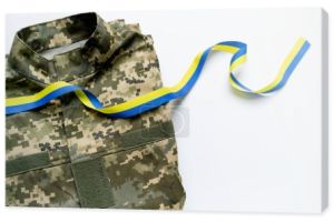 Widok z góry na niebiesko-żółtą wstążkę na mundurze wojskowym na białym tle