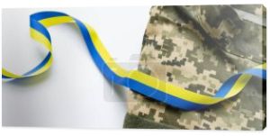 Widok z góry mundur wojskowy i niebiesko-żółta wstążka na białym tle, sztandar 