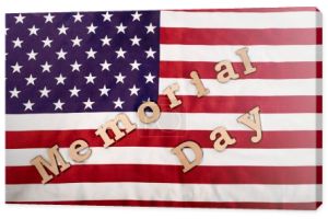 Widok z góry na napis dnia pamięci na amerykańskiej flagi z gwiazdami i paskami 